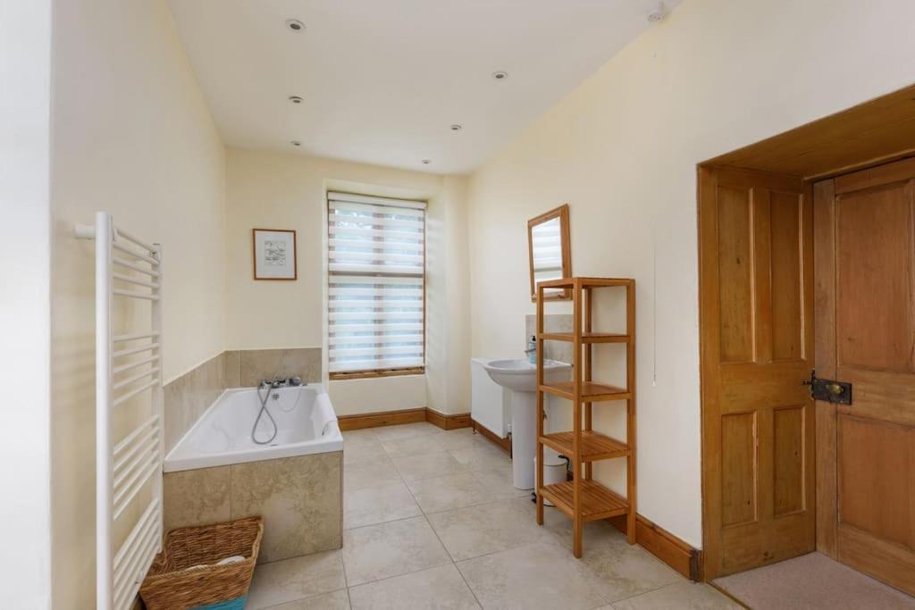 10 Bed Stunning House In Village, With Hot Tub Ovingham Buitenkant foto