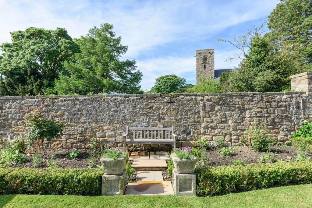 10 Bed Stunning House In Village, With Hot Tub Ovingham Buitenkant foto